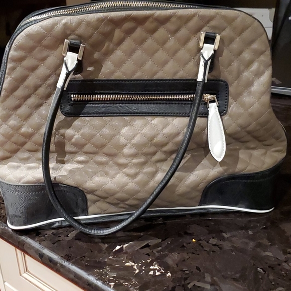 Guess handbag. - Picture 3 of 7